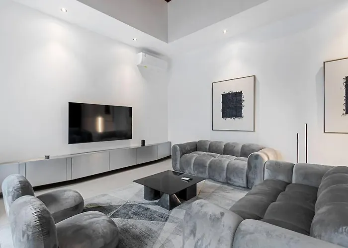 Luxurious 2 Bedroom Noir Villa Canggu (Bali)