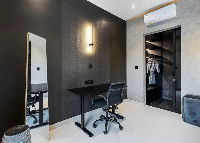 Luxurious 2 Bedroom Noir *